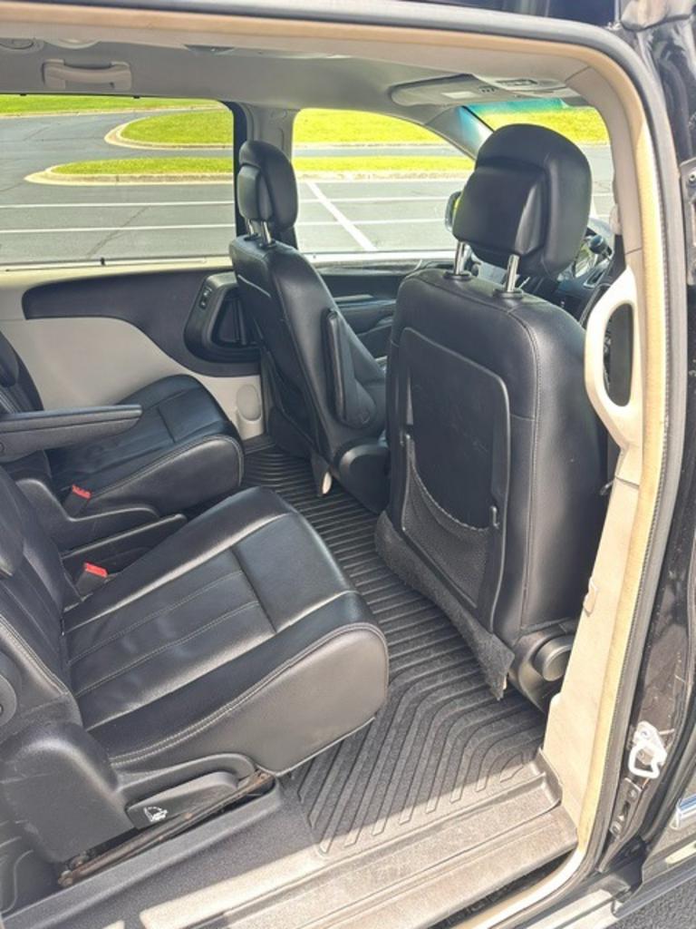 2015 Chrysler Town & Country Touring - Photo 14