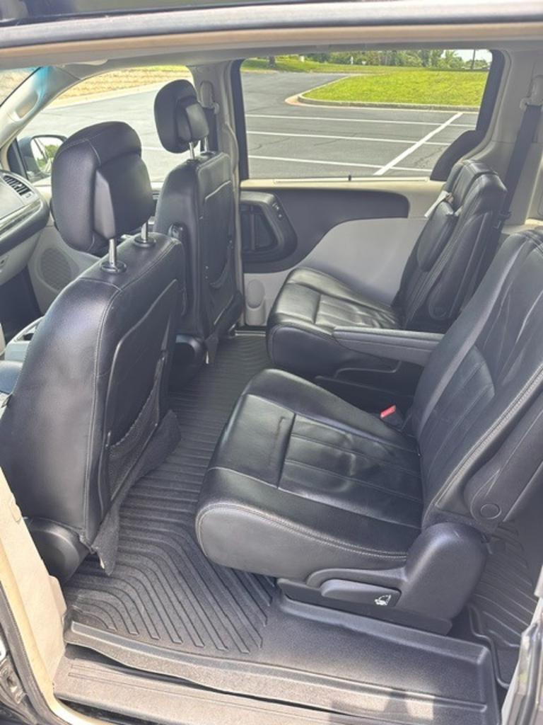 2015 Chrysler Town & Country Touring - Photo 10