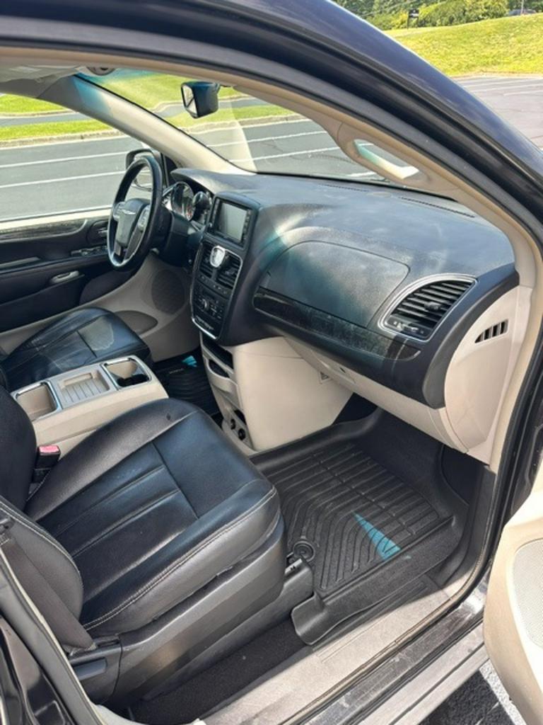 2015 Chrysler Town & Country Touring - Photo 15