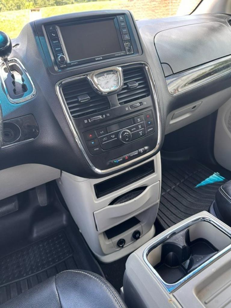2015 Chrysler Town & Country Touring - Photo 17