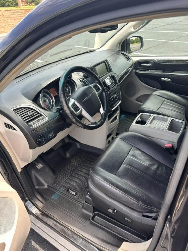 2015 Chrysler Town & Country Touring - Photo 9