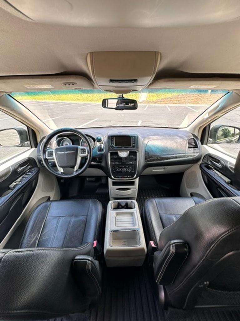 2015 Chrysler Town & Country Touring - Photo 16