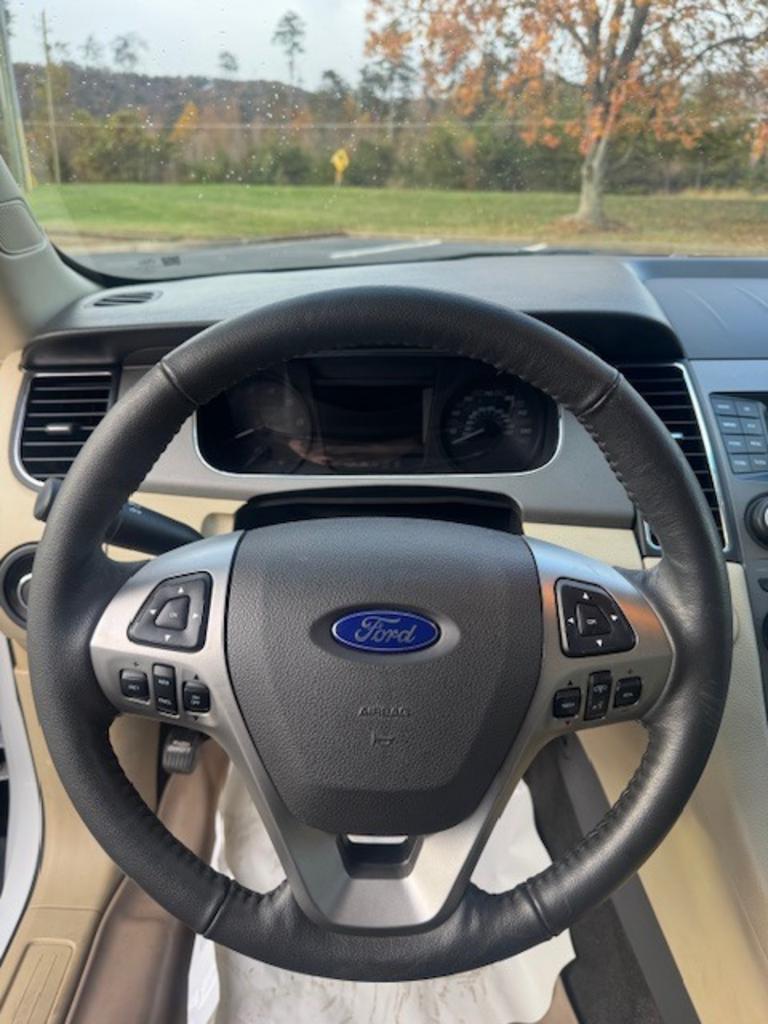 2015 Ford Taurus SE - Photo 15