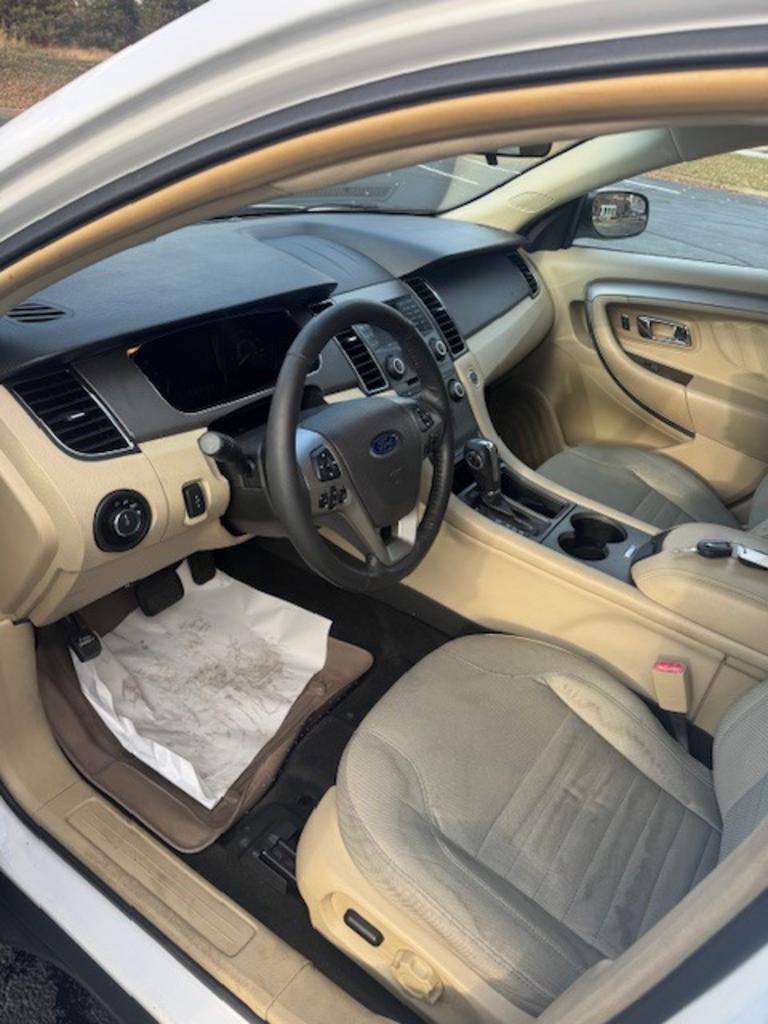 2015 Ford Taurus SE - Photo 9
