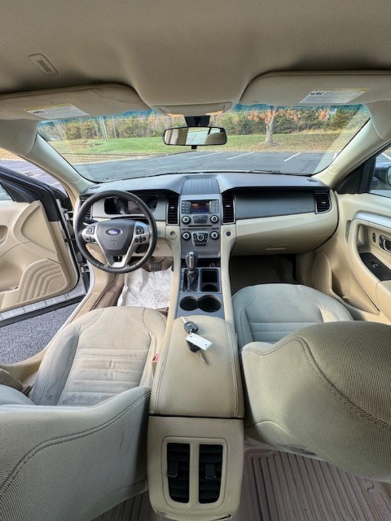 2015 Ford Taurus SE - Photo 14