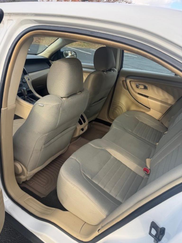 2015 Ford Taurus SE - Photo 10