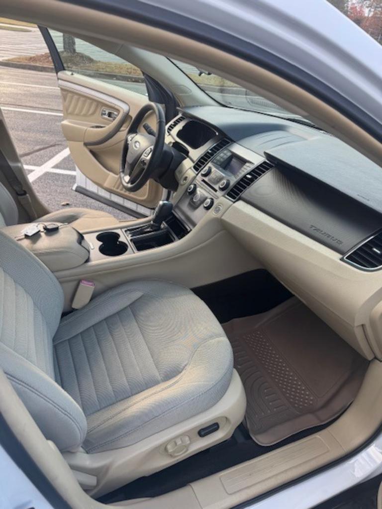 2015 Ford Taurus SE - Photo 13
