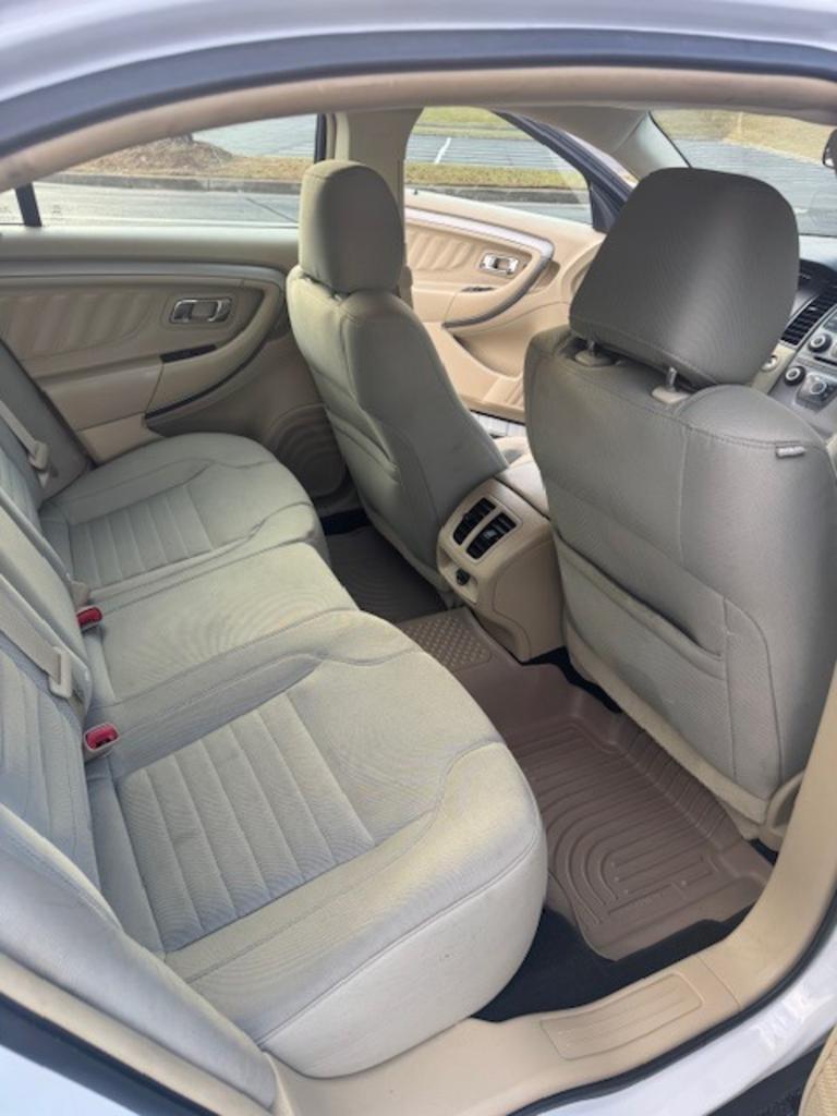 2015 Ford Taurus SE - Photo 12