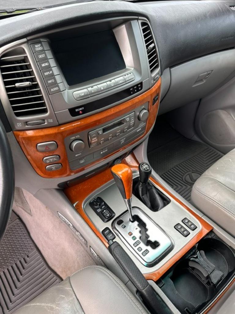 2004 Lexus LX 470 - Photo 17